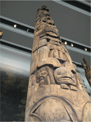 Totem in grand hall of Museum of History - www.all-about-ottawa.com